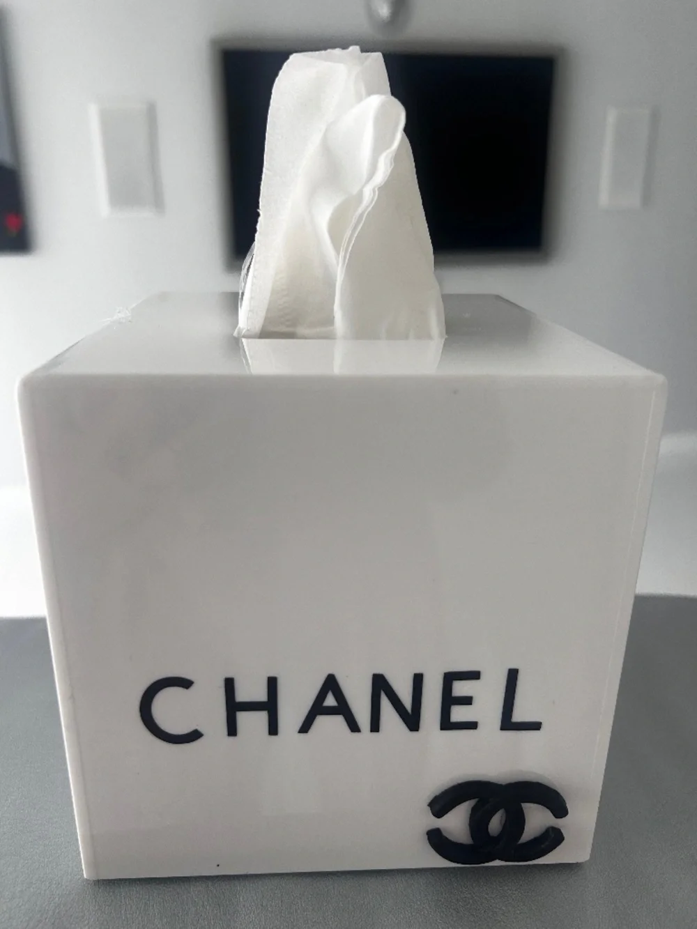 Tissue box/White shinny acrylic tissue pop up box with black letters and CC